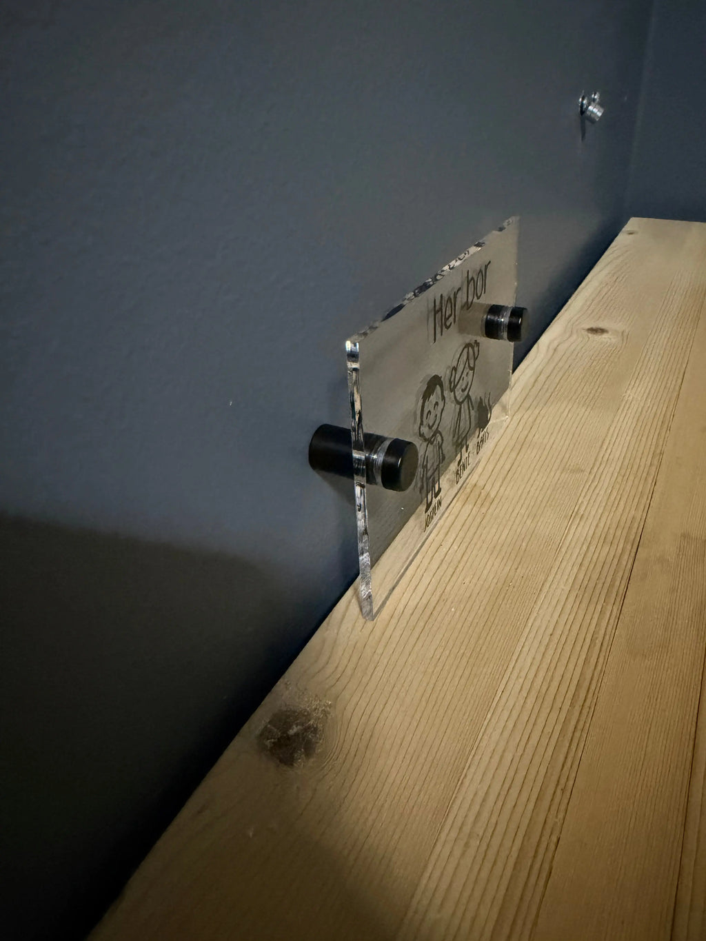 Dørskilt - design selv Inngravert.no