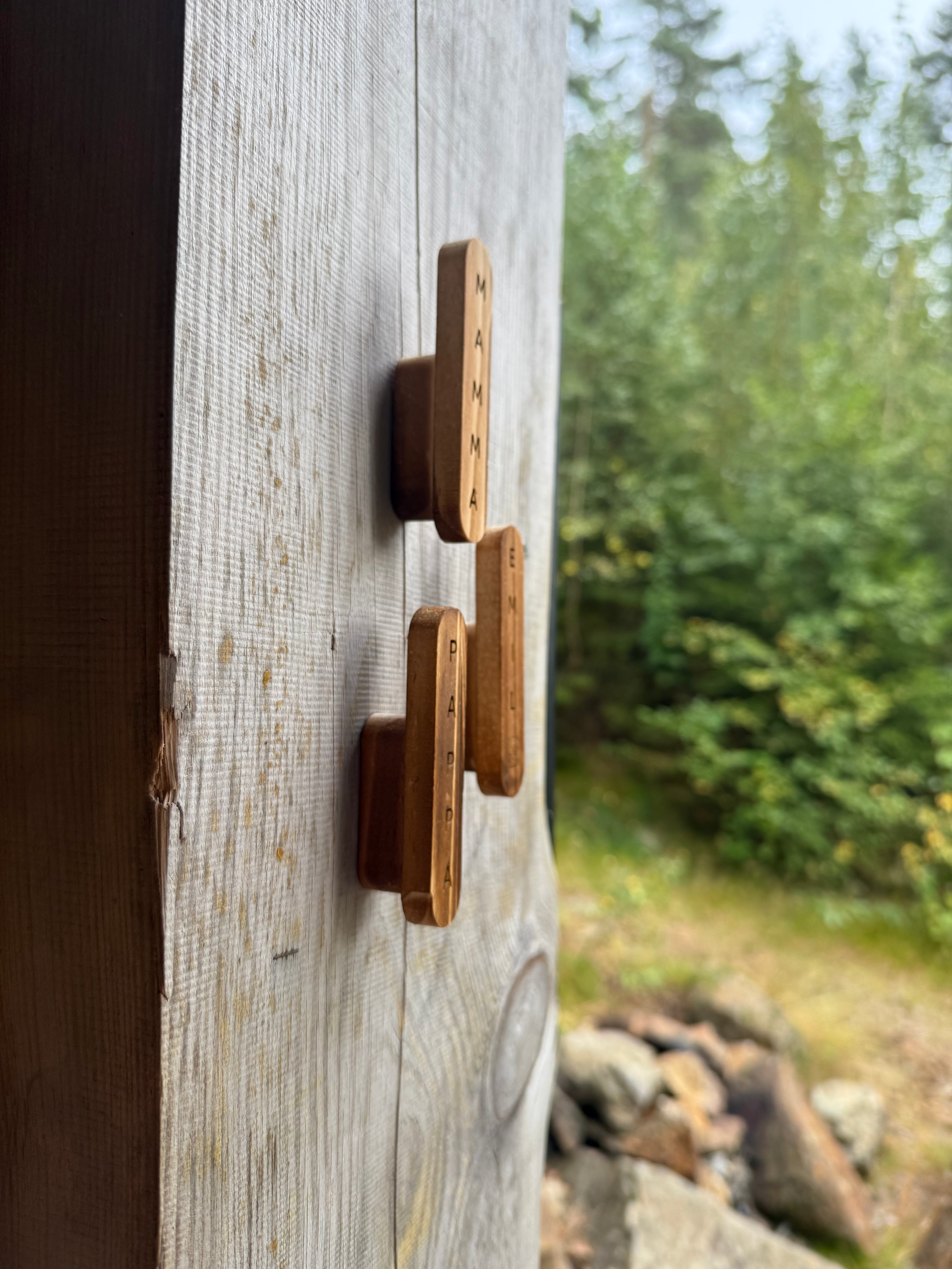 Graverte veggknagger i tre- 2pk  – Personlig tekst