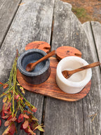 Salt- og pepper krukker i marmor med gravering