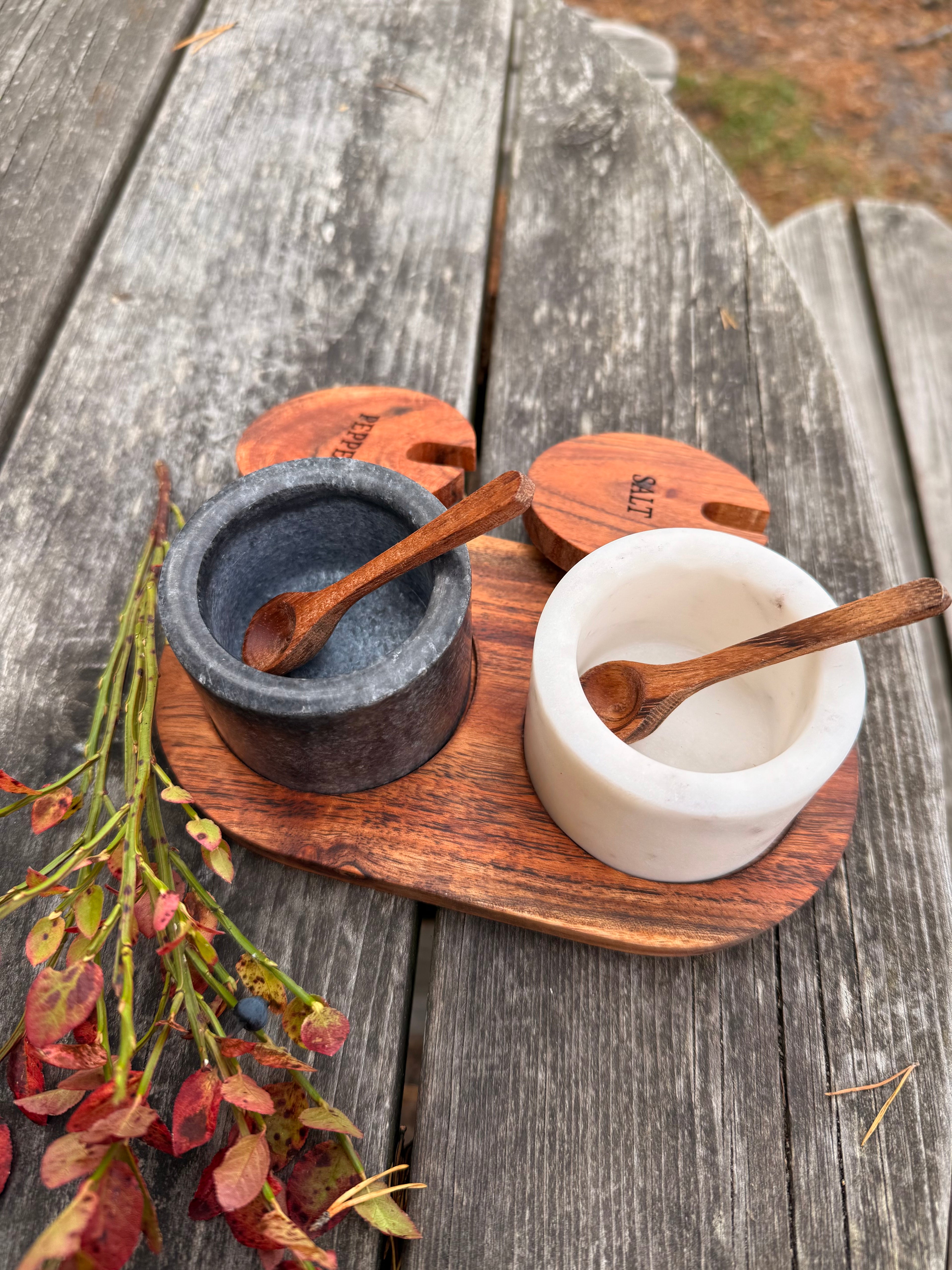 Salt- og pepper krukker i marmor med gravering