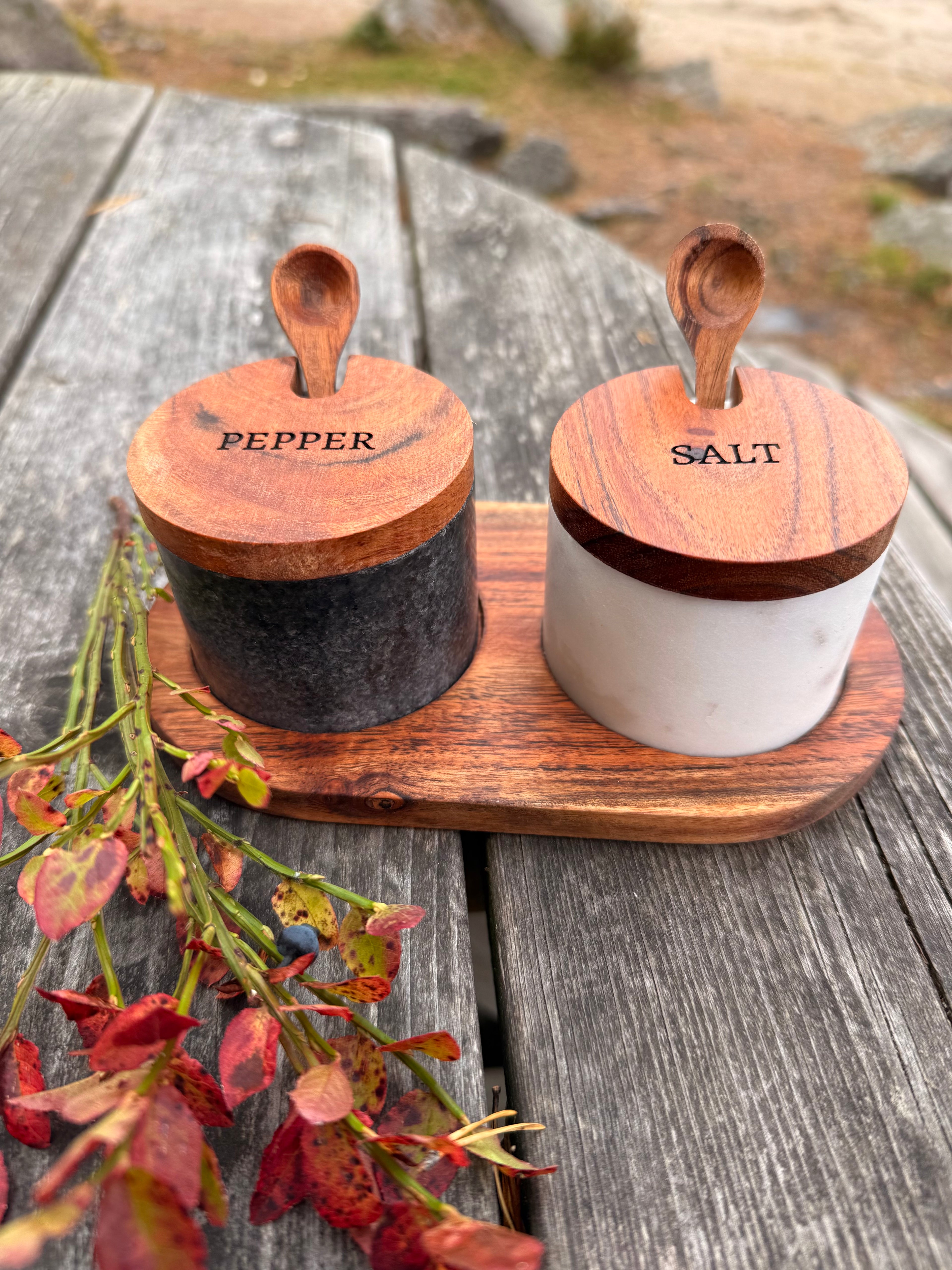 Salt- og pepper krukker i marmor med gravering