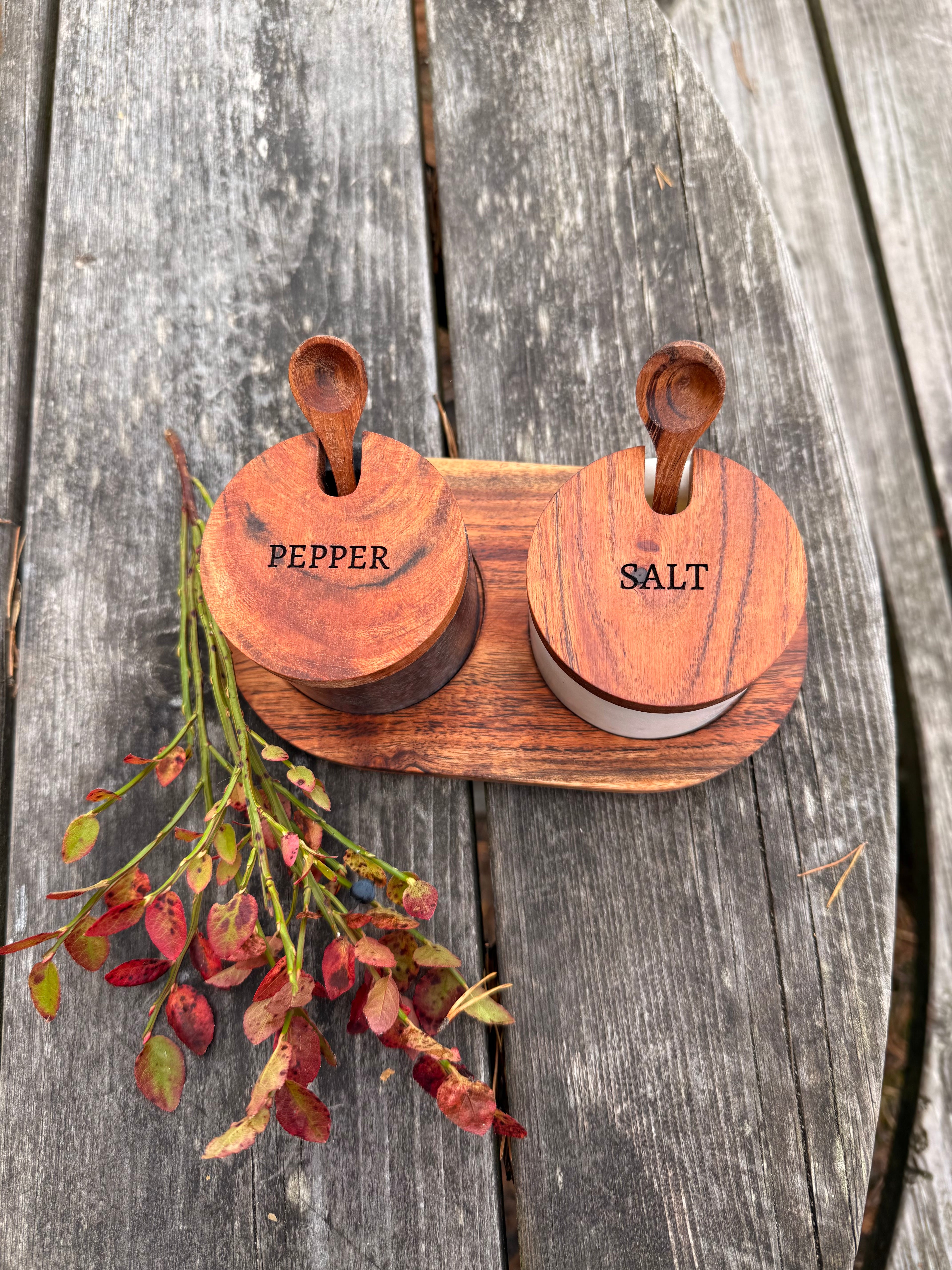 Salt- og pepper krukker i marmor med gravering
