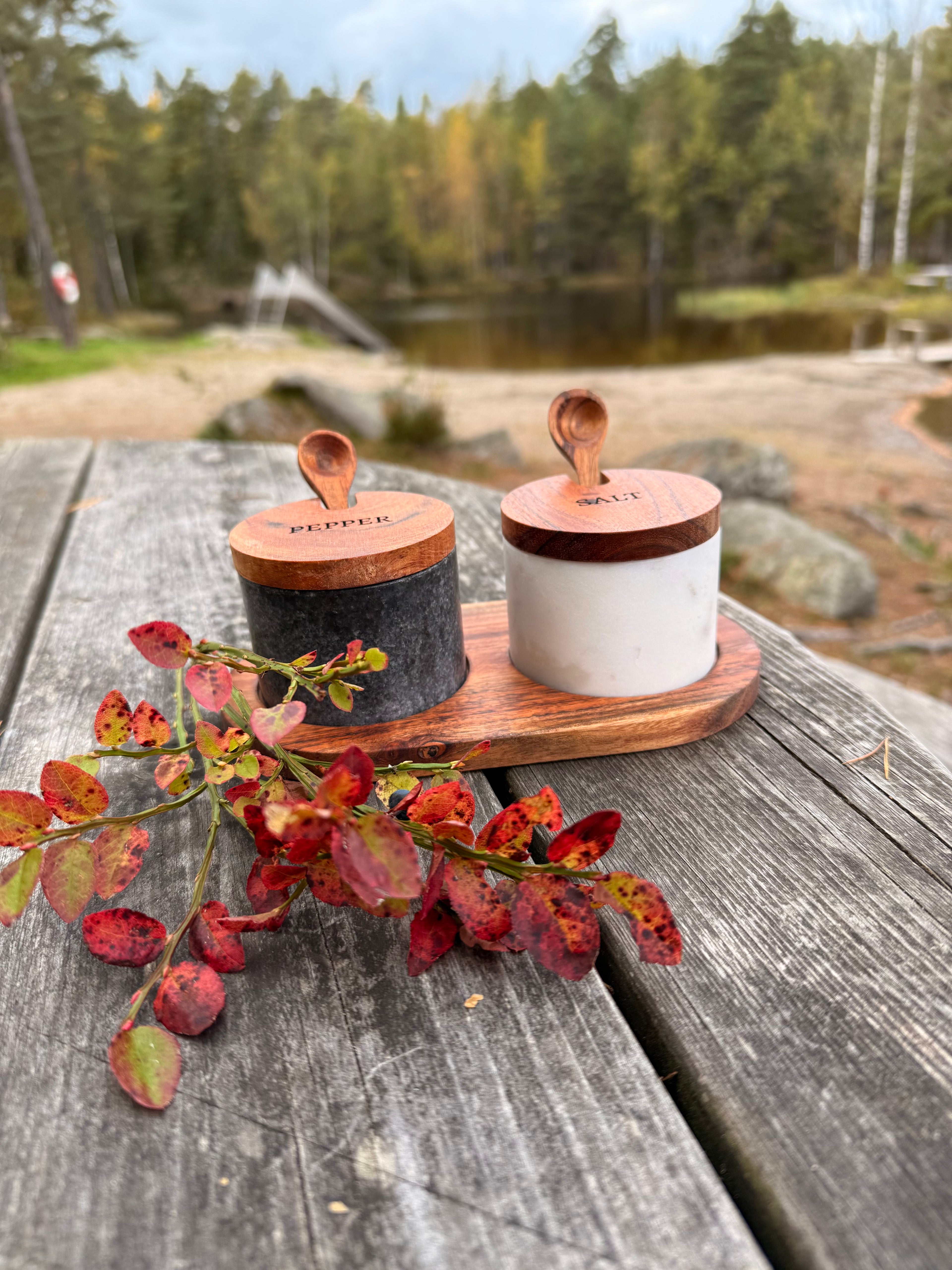Salt- og pepper krukker i marmor med gravering