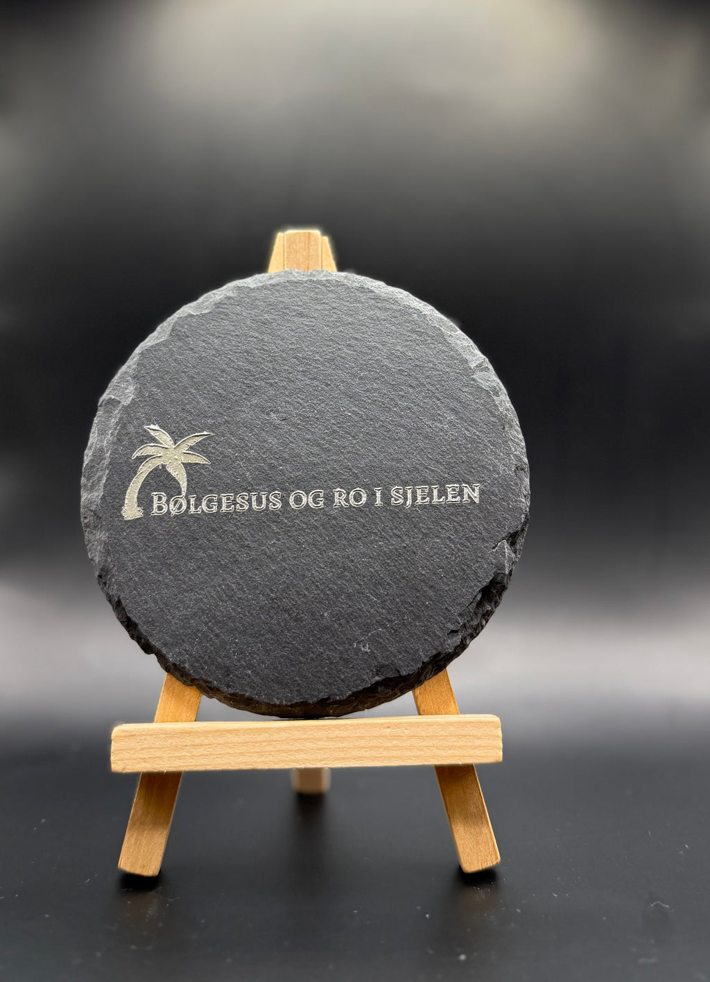 Drikkebrikker i skifer - 6pk med stativ - Personlig tekst