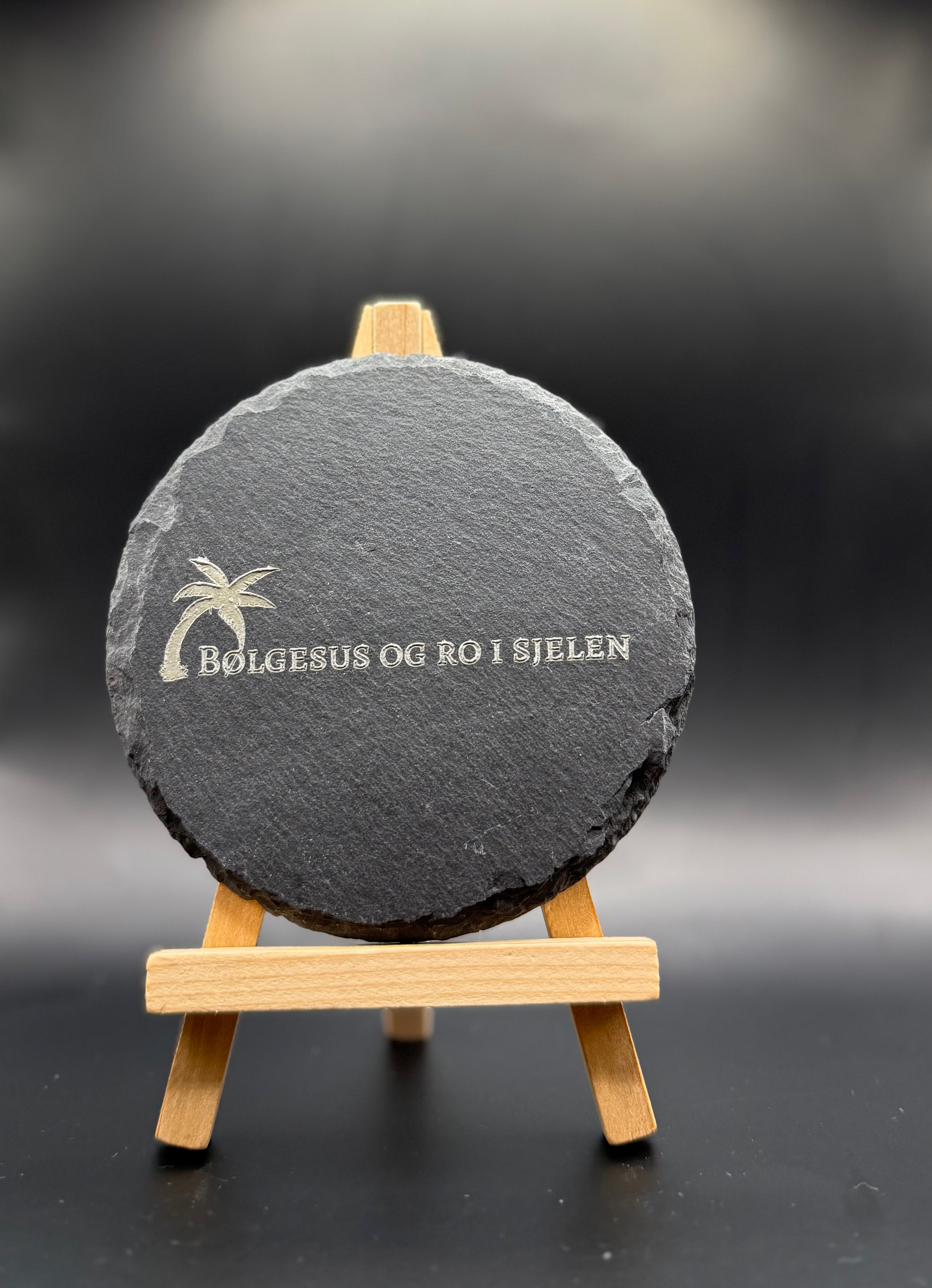 Drikkebrikker i skifer - 6pk med stativ - Personlig tekst