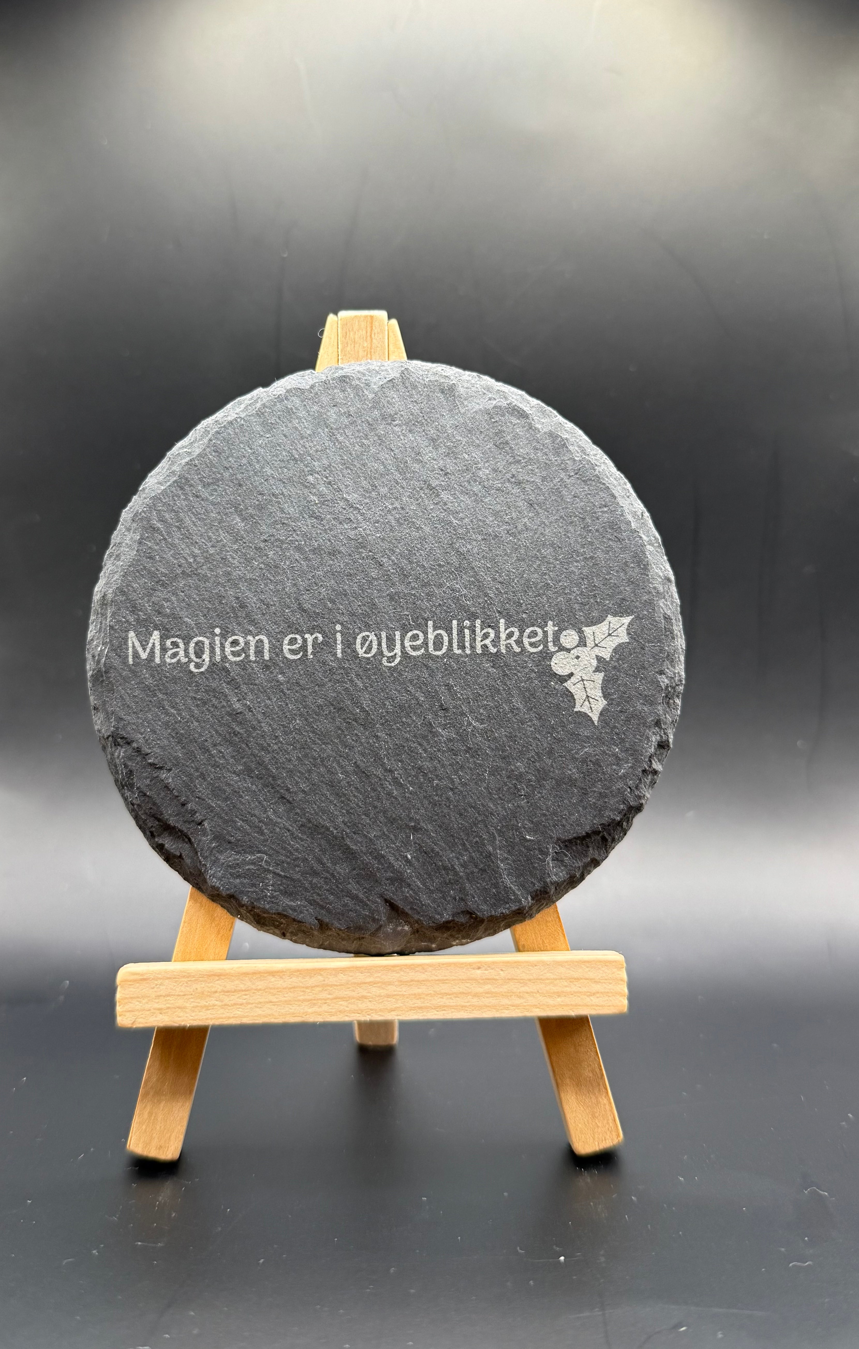 Drikkebrikker i skifer - 6pk med stativ - Personlig tekst