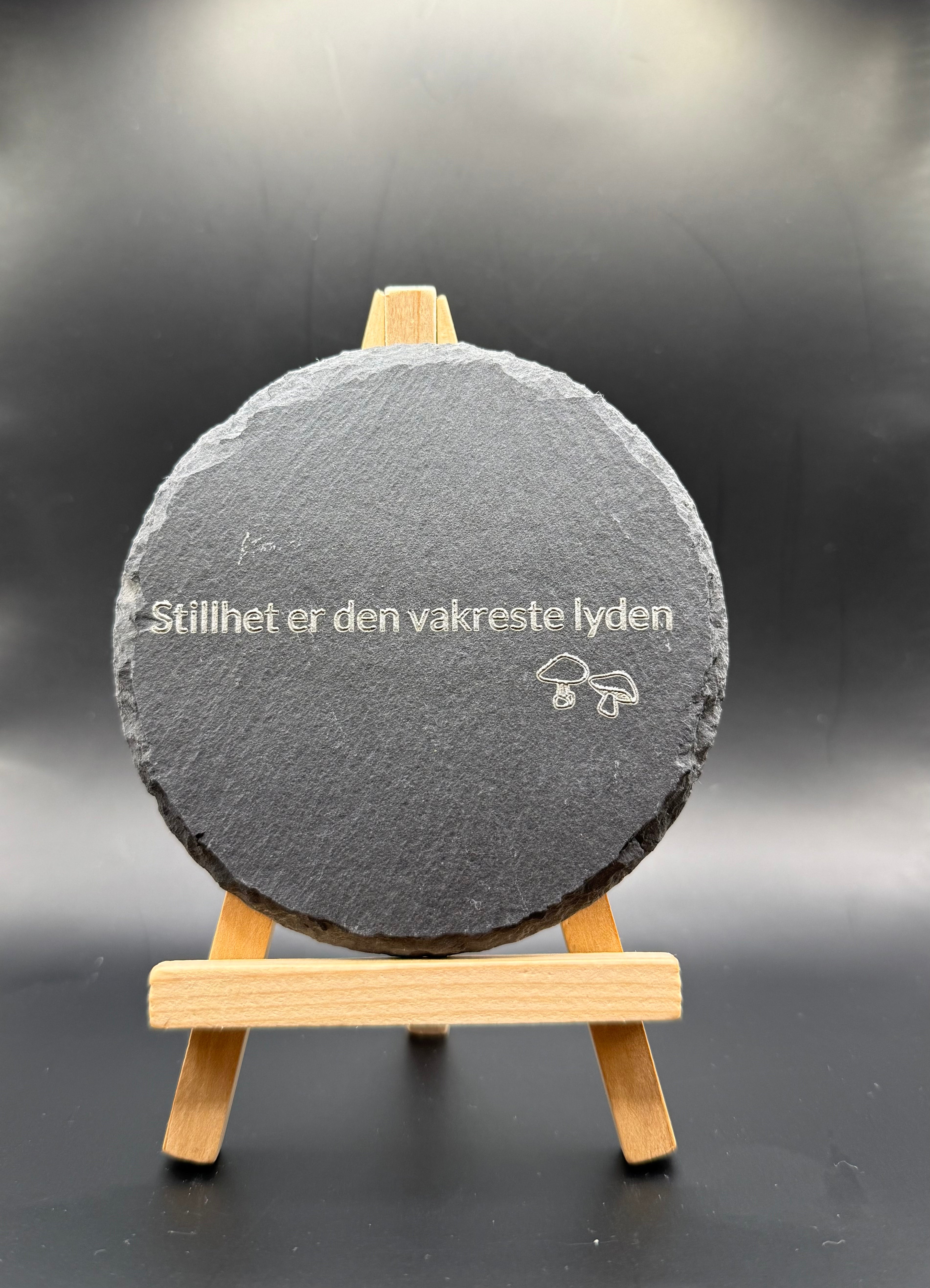 Drikkebrikker i skifer - 6pk med stativ - Personlig tekst