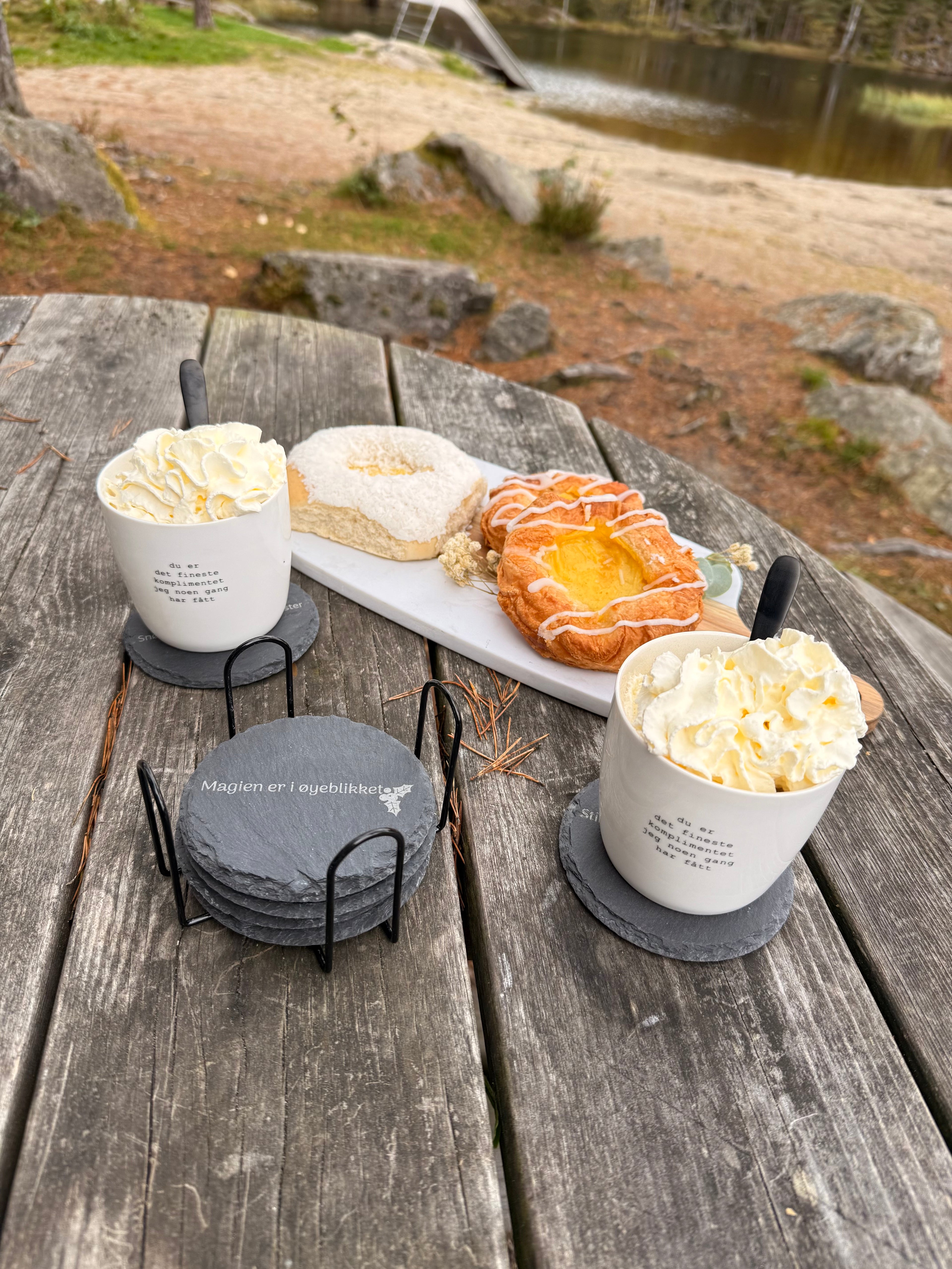 Drikkebrikker i skifer - 6pk med stativ - Personlig tekst